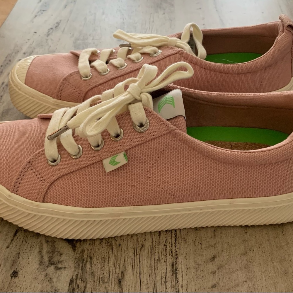 Women’s Cariuma sneakers